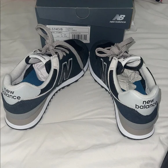 PRICED TO SELL: New Balance Classic Black and White Shoes - Picture 5 of 7